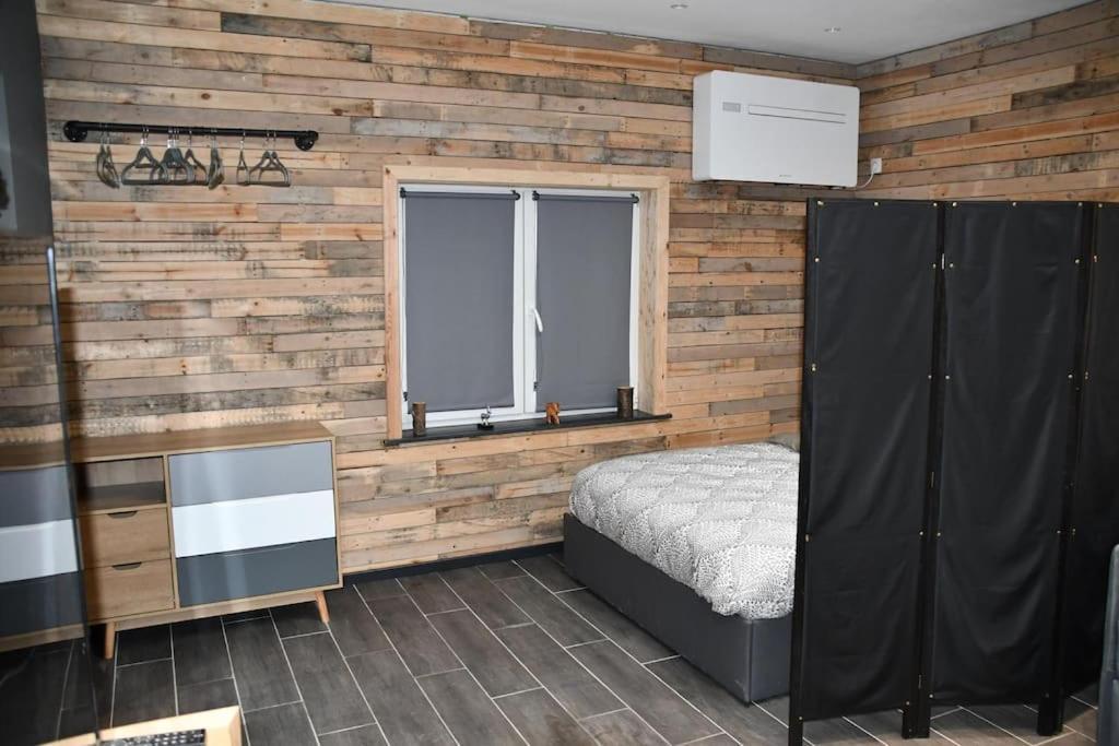 Logement In Wood Brugelette Exterior photo