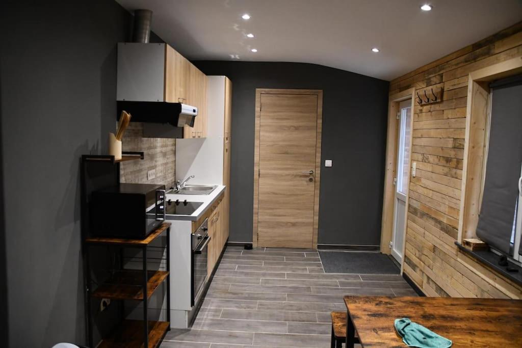 Logement In Wood Brugelette Exterior photo