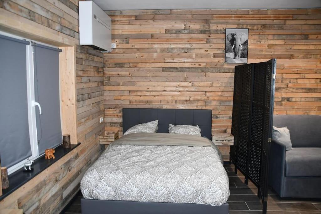 Logement In Wood Brugelette Exterior photo