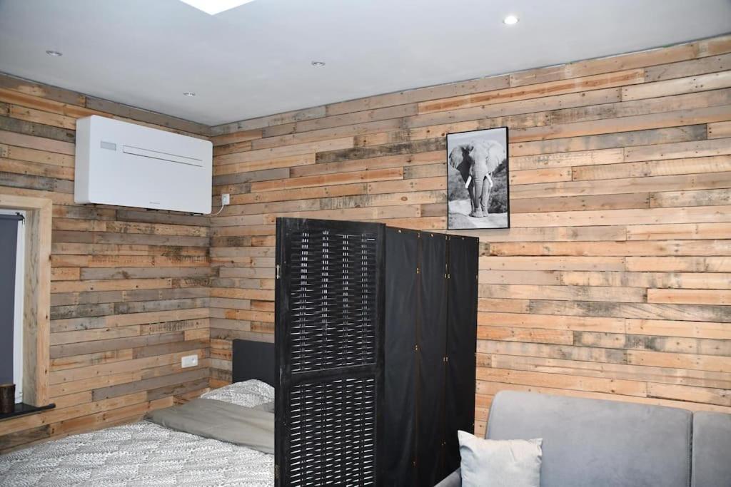 Logement In Wood Brugelette Exterior photo